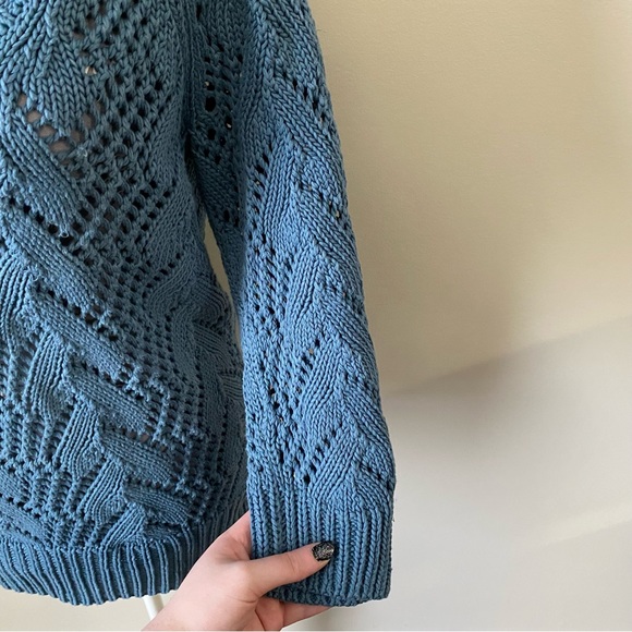 Club Monaco Dusty Blue knit crochet style 3/4 sleeve v-neck Sweater - Picture 4 of 7